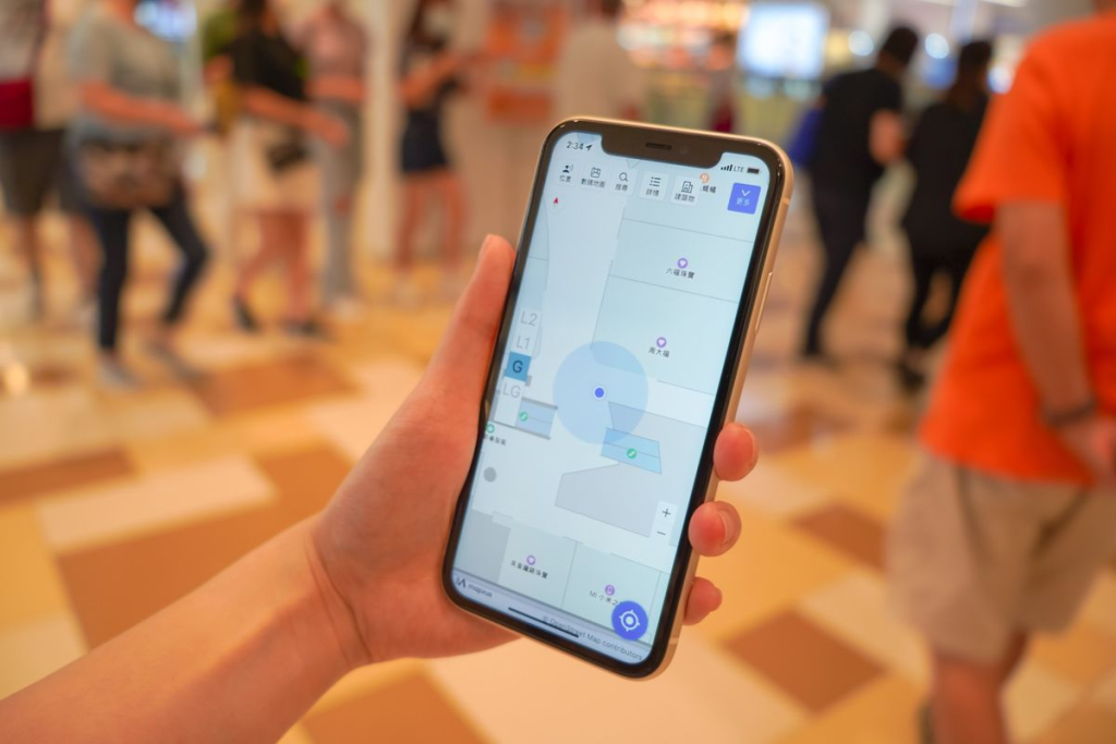 傳統 Wi-Fi 定位服務是以三個 Wi-Fi 訊號源確定人所在的位置,但訊號可能因物品擋住而不穩定,定位連帶不準,所以 Mapxus 反向思考,提出定位指紋的概念。圖片來源:Mapxus